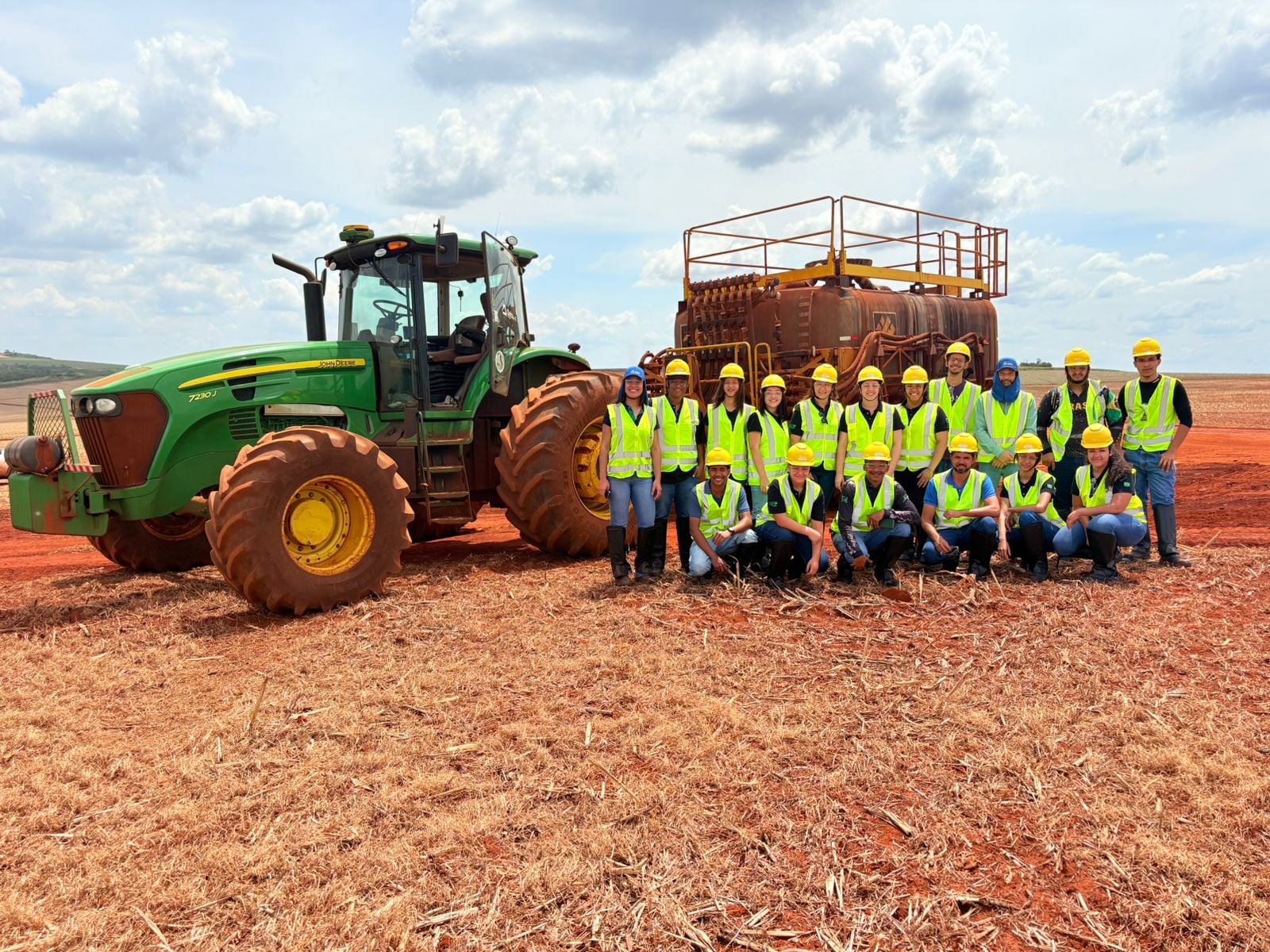 Estudantes da Uniube veem tecnologia agrícola durante visita à Delta