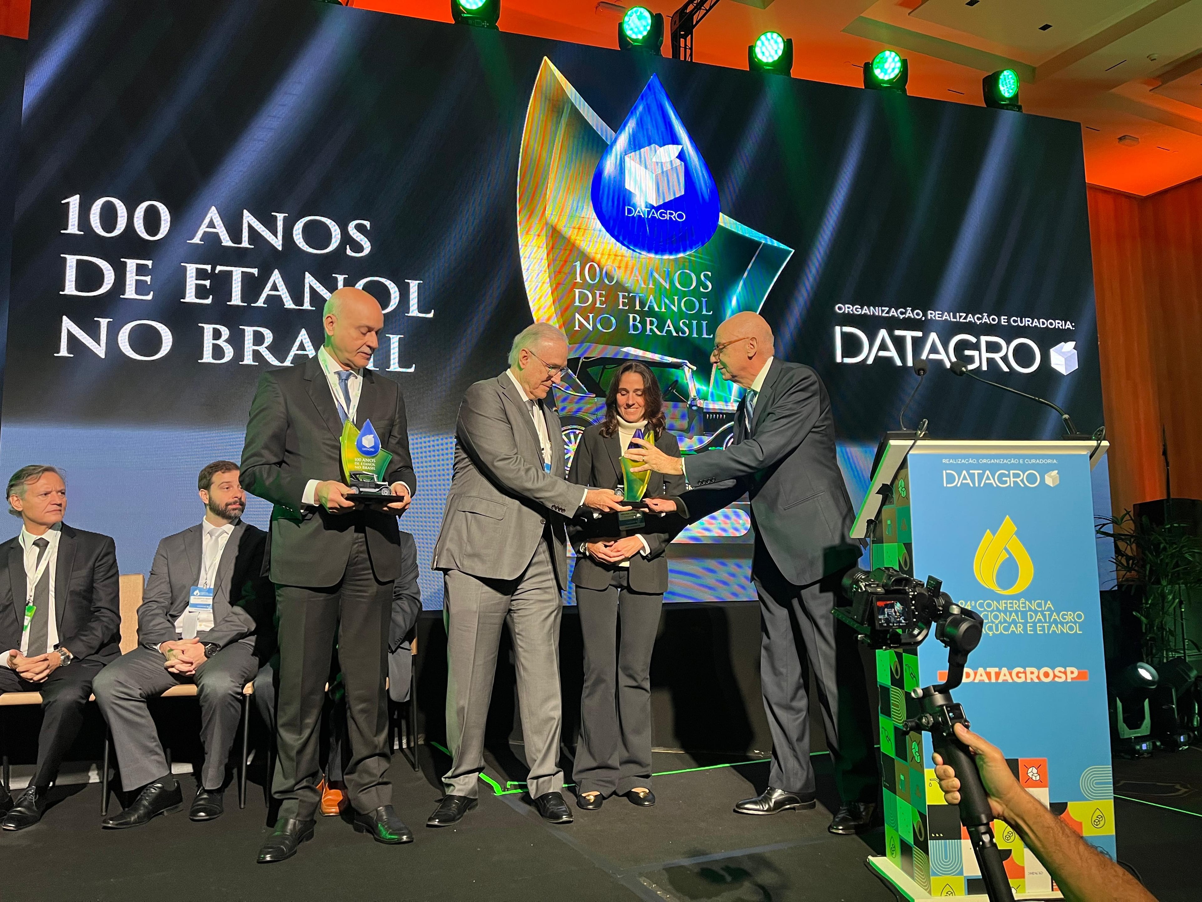 Presidente e Vice da Delta recebem homenagem na 24ª Conferência Internacional DATAGRO