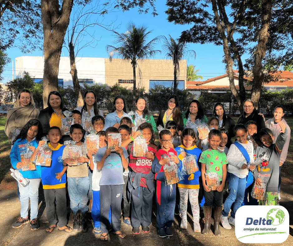 Crianças recebem cartilha educativa sobre meio ambiente