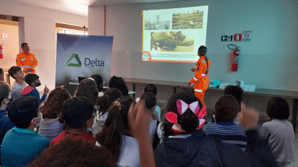 Delta Sucroenergia e Bombeiros falam sobre Prevenção a Incêndios na Escola Municipal Doutor Prado Lopes, em Conquista